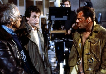 John McTiernan (centro) dirigiendo a Bruce Willis en "Die Hard"